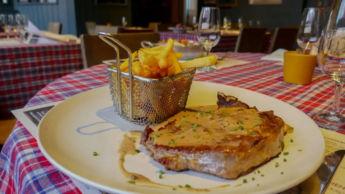 Une assiette servie sur nappe à carreaux