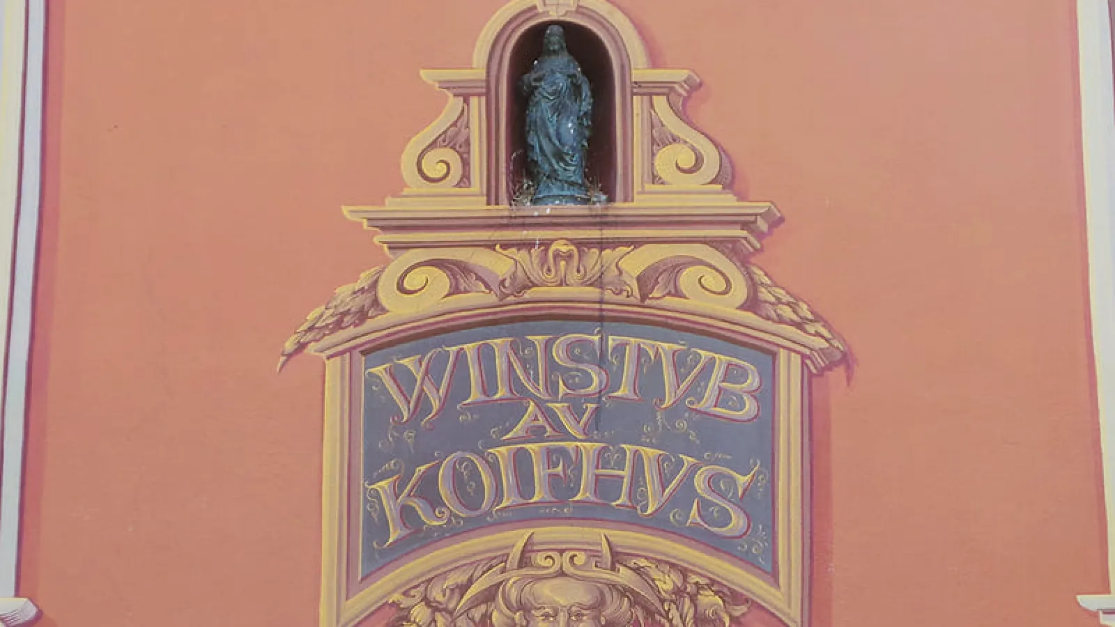 L'enseigne peinte « Winstub au Koïfhus » et sa niche