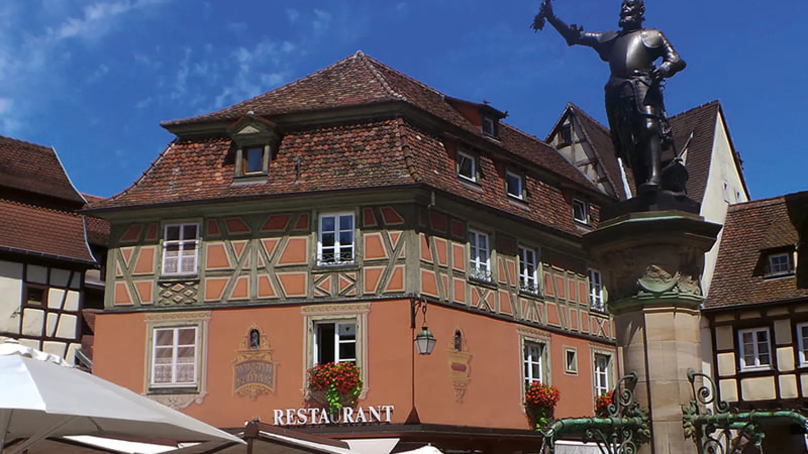 La façade du Koïfhus, place de l'Ancienne Douane, et la statue de la fontaine Schwendi