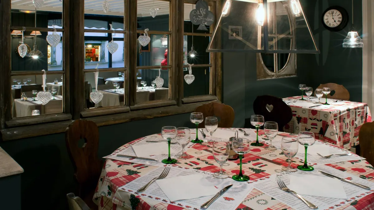 Table dressée, nappes à carreaux et verres à pied vert