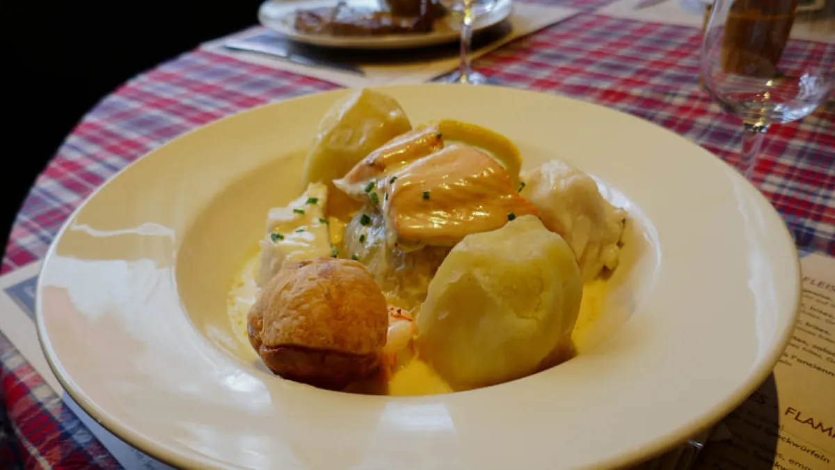 Une assiette servie sur nappe à carreaux