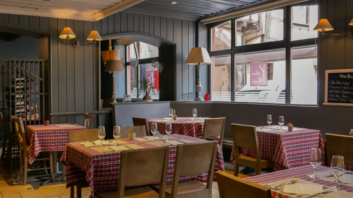 Salle avec nappes à carreaux et ardoise